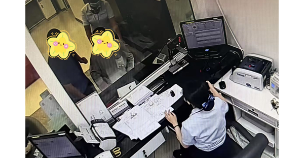 工行揭阳普宁城东支行暖心服务显担当 网点温情助盲人